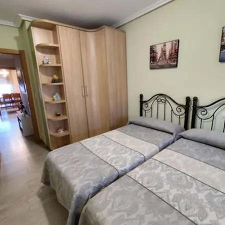Apartamento De Tres Dormitorios Con Garaje Y Todos Los Servicios Cerca Burgos Exterior photo