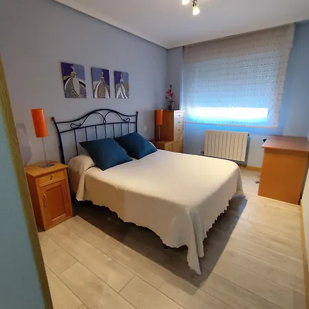 Apartamento De Tres Dormitorios Con Garaje Y Todos Los Servicios Cerca Burgos Exterior photo